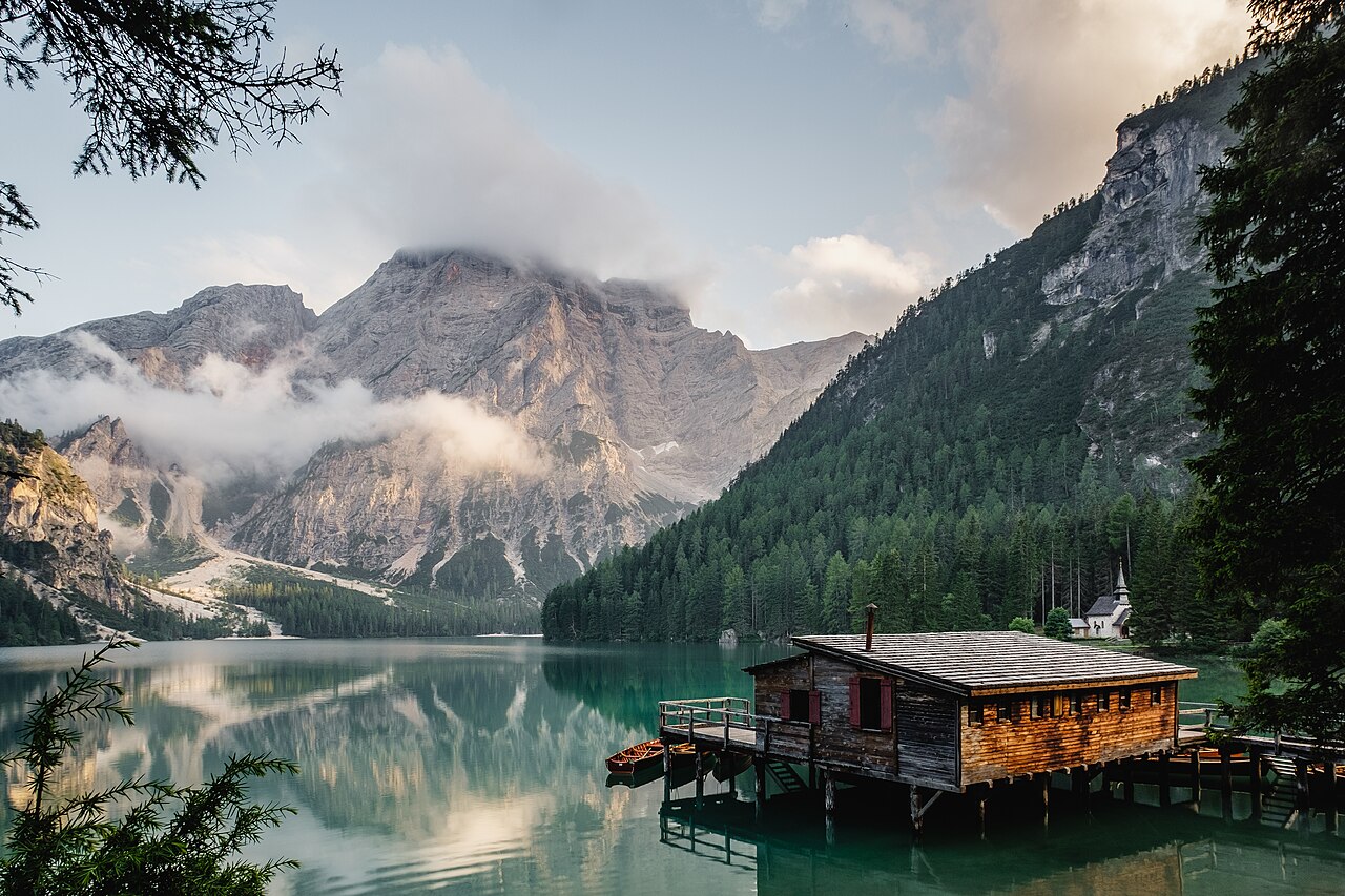 Bergsee mit Bootshaus am Lago di Braies, fotografiert von Luca Bravo